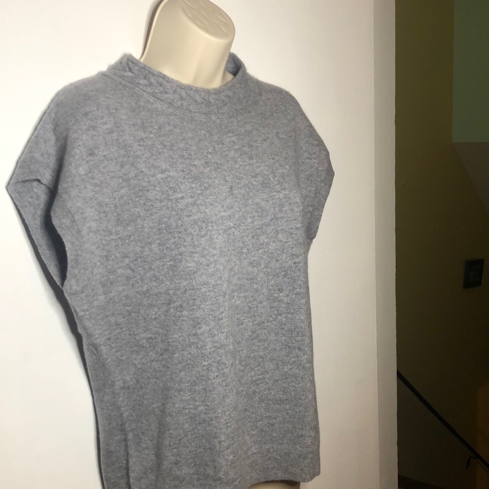 🦋Brooks Brothers crewneck cashmere sweater with short sleeve.🦋